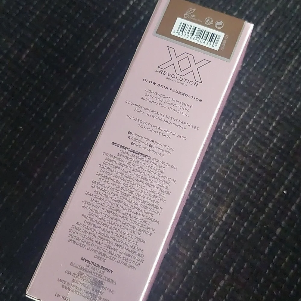 New makeup revolution glow skin fauxxdation‎ F16.7